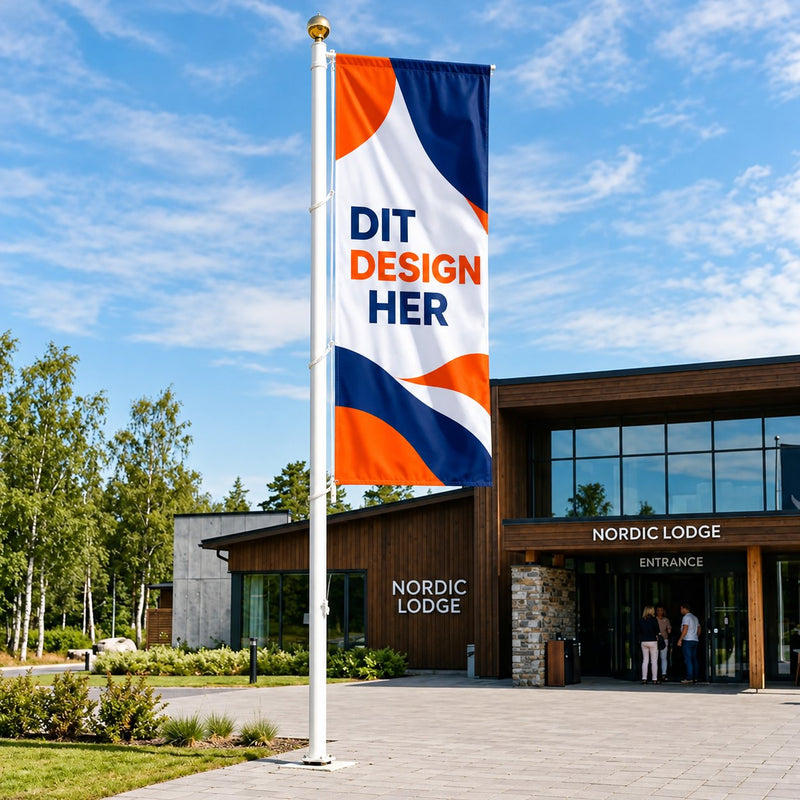 Reklameflag 120 x 250 cm i højformat med logo på flagstang