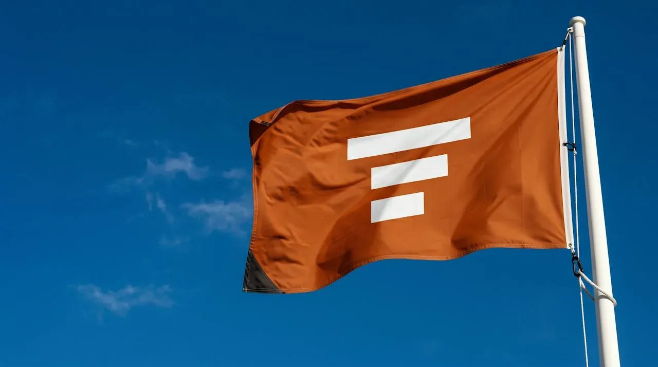 Flag i bredformat med logo
