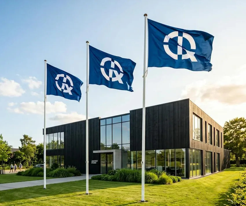 Tre blå firmaflag foran et moderne kontorhus